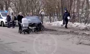 Черный Mercedes убил двух женщин на тротуаре в Москве. Водитель сбежал