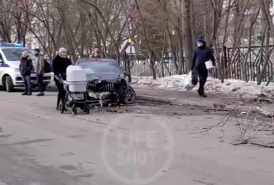 Черный Mercedes убил двух женщин на тротуаре в Москве. Водитель сбежал 