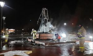 В Татарстане подростки умудрились сжечь дотла памятник Воину-освободителю из огнеупорного материала
