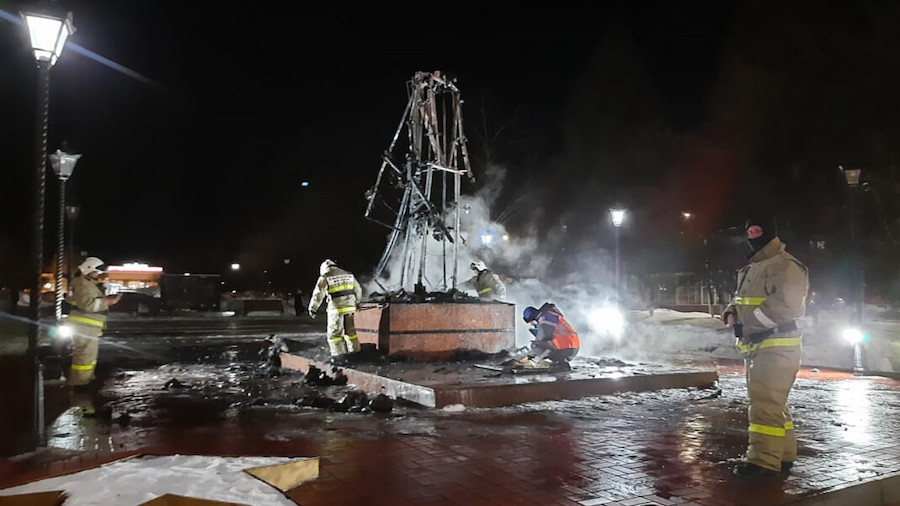 В Татарстане подростки умудрились сжечь дотла памятник Воину-освободителю из огнеупорного материала 