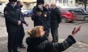 Владелица ларька в Краснодаре умоляла полицию и чиновников не сносить его, стоя на коленях