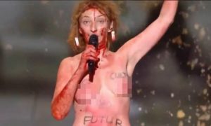 Французская актриса устроила публичный стриптиз, протестуя против антиковидных мер