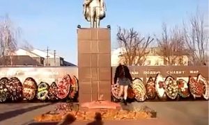 «Это не танцпол!»: пляски на братской могиле устроила девушка в Воронежской области