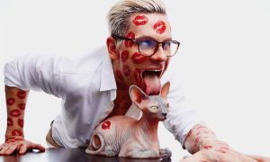 Абсолютно голого блогера-миллионника, направляющегося в магазин, забрала полиция