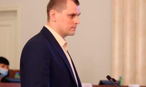 На Украине депутата областного совета исключили из фракции за  выступление на русском