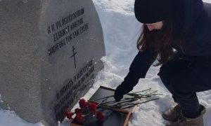 В Орске единороссы провели акцию «Защити память героев», возложив цветы на могилу гитлеровских солдат
