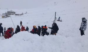 В Мурманской области под лавиной оказалась группа туристов, погибла девочка