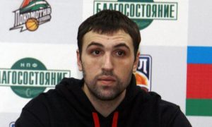 В Москве таксист сбил известного российского баскетболиста и прокатил его на капоте