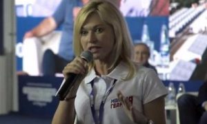 Опозорившаяся историей с айфоном единоросс Стенякина собралась в Госдуму от самого нищего города России