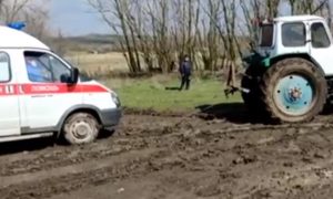 В Ростовской области скорая помощь не успела к тяжело больному пациенту из-за плохой дороги