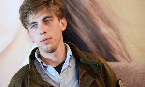 Сломаны скулы, выбита глазная кость: известный актер Александр Паль задержан за избиение хоккеиста