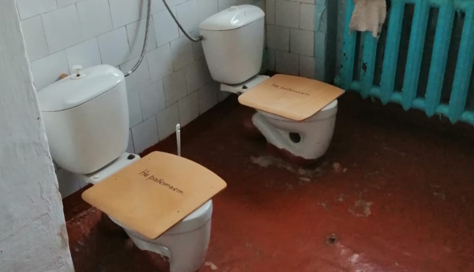 Какие туалеты в школе. Доместос конкурс туалетов. Туалет в школе. Школьный унитаз. Туалеты в школах России.