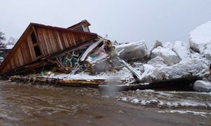 Глыбы льда с Амура раздавили здание магазина в Хабаровском крае