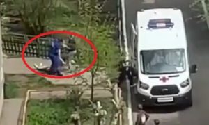 Видео: омские врачи волоком протащили по асфальту мужчину без трусов