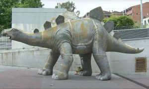 Ребенок нашел труп в статуе динозавра возле Барселоны. Причиной смерти мог стать мобильник