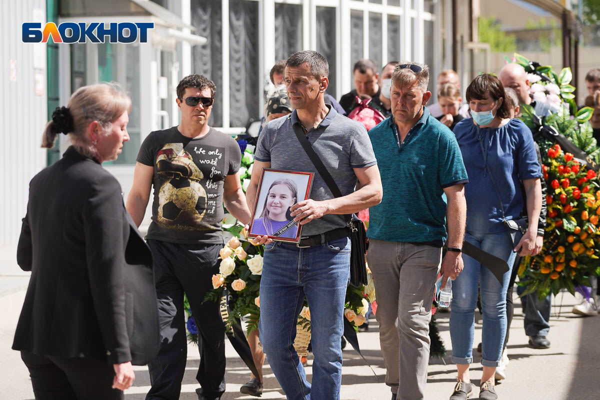 Последние новости волгограда и области. Похороны девочек в Волгограде. Похороны баскетболисток в Волгограде. Похороны девочек баскетболисток в Волгограде.