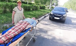 Сами доберетесь: 3,5 км на каталке по жаре везла своего мужа-инвалида  нижегородка после отказа медиков доставить его домой