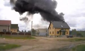 Слишком поздно для жизни: появилось видео крушения самолета возле жилых кварталов в Белоруссии