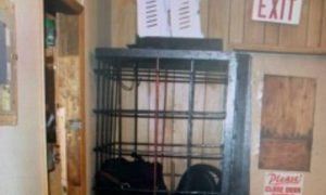 Как в зоопарке: участковый-садист на Чукотке сделал клетку для наказания задержанных