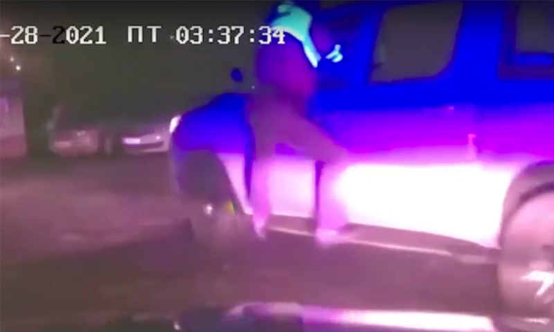 Тащил 1,5 км: пьяный водитель в Тыве зажал руку полицейскому стеклом, а пассажиры избивали его на ходу