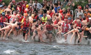 Под Питером состоялся массовый заплыв на надувных женщинах