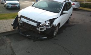 Камеры наблюдения сняли, как автомобиль таранит посольство России в Минске