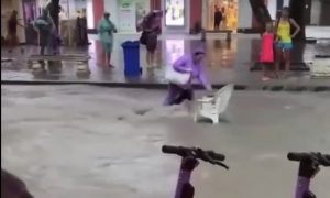 Потоки воды сносят людей в утонувшем Геленджике: видео