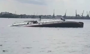 Опубликовано видео с берегов Самары, где теплоход затонул, спасая другое затонувшее судно