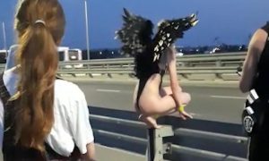 Две полуголые девушки в образе ангелов устроили фотосессию в центре Ростова-на-Дону