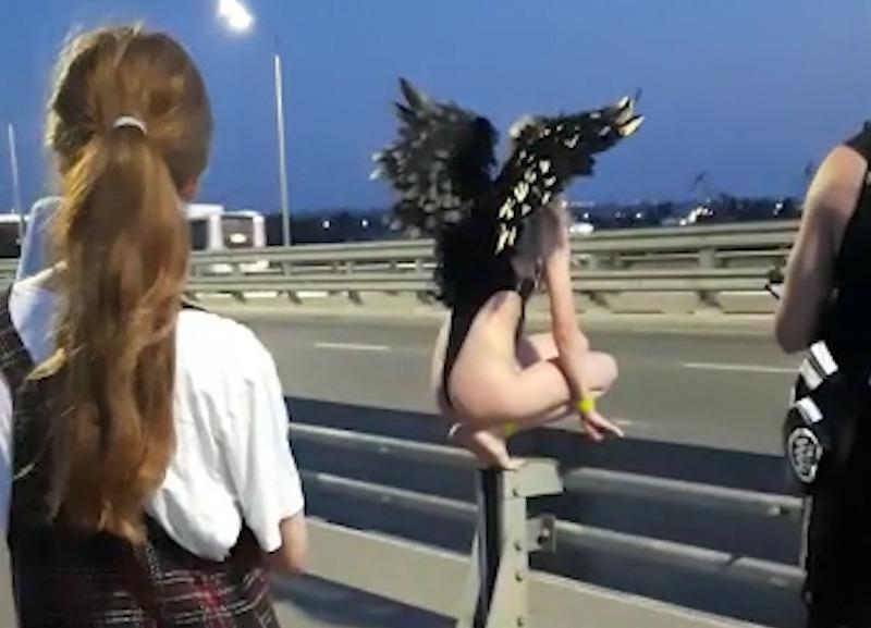 Две полуголые девушки в образе ангелов устроили фотосессию в центре Ростова-на-Дону 