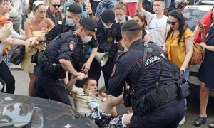 Коммунисты избили Чебурашку на антипрививочном митинге в Москве