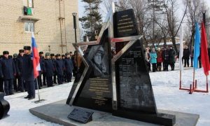 Две школьницы помочились на памятник  погибшему в Сирии Герою России