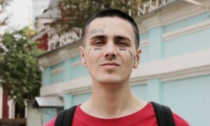 «Работаю с психотерапевтом, пью антидепрессанты»: рэпер Face о детских травмах и шизофрении матери