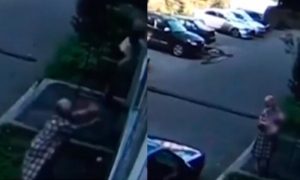 Чудесное спасение попало на видео: прохожая поймала малыша, выпавшего из окна