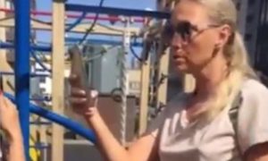 «Мычит и кричит»: петербурженка потребовала выставить с дворовой площадки детей с особенностями