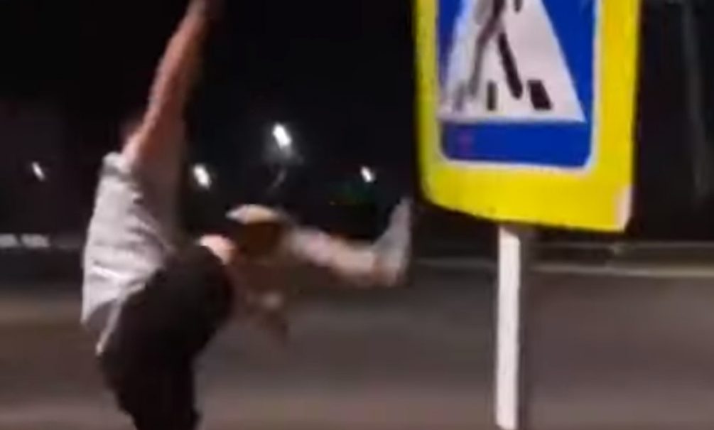 Видео избиения дорожного знака головой сделало воронежцев звездами соцсетей 