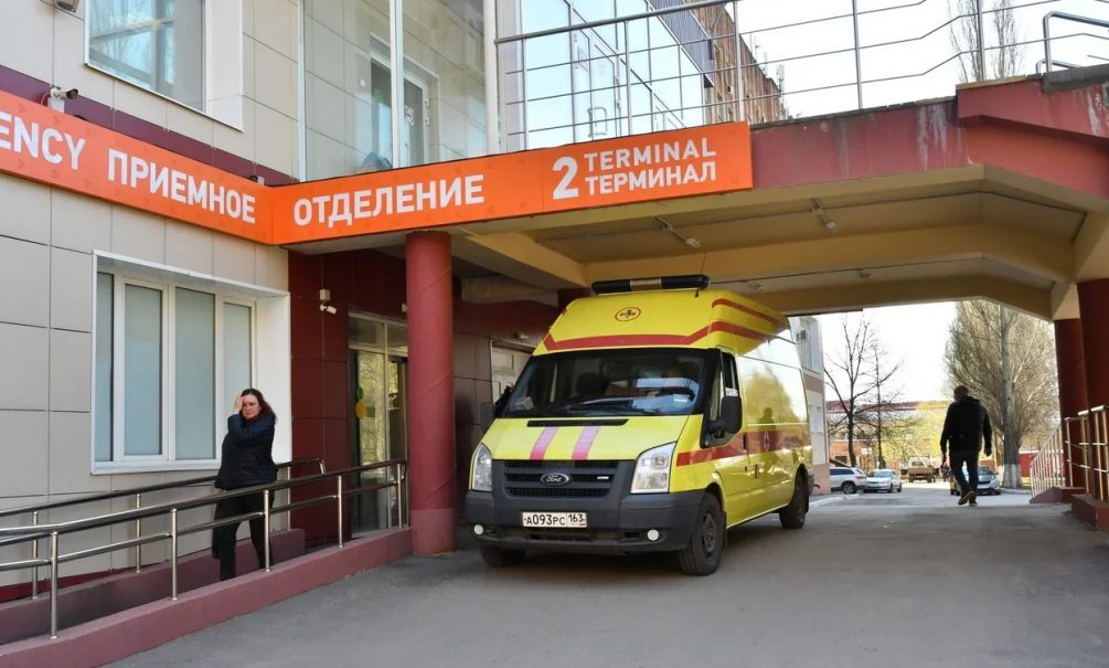 В России несколько вакцинированных человек умерли от ковида. Власти объяснили, в чем причина 