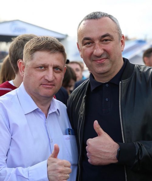 Невозможно представить, что районный депутат ведёт свою деструктивную деятельность в Новой Ладоге без молчаливого согласия главы Волховского района Алексея Брицуна. Местные элиты давно подмечают, что в кабинете у Брицуна - Шнейвас частый гость