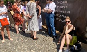 Секс в большом городе: модницы Москвы стоят в очереди за туфлями