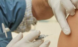 Ученые заявили о снижении вдвое эффективности вакцин против коронавируса
