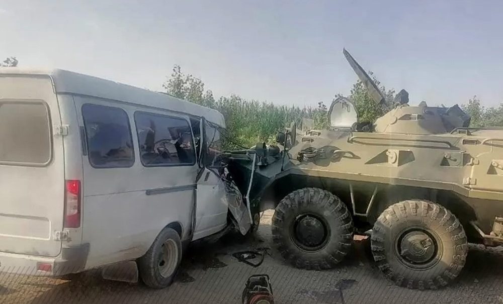 Две пенсионерки погибли при лобовом столкновении бронетранспортера и маршрутки на Ставрополье