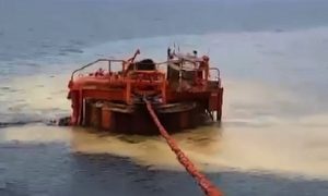 Фонтан нефти устроил экологическое бедствие в Чёрном море под Новороссийском