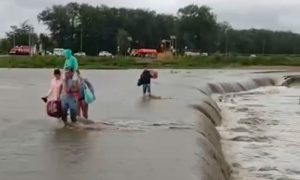 Вброд до самолета, эвакуация детей, затопленные отели: на Кубань опять пришел циклон