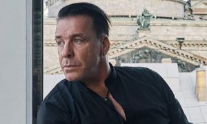 Полиция вломилась в номер вокалиста Rammstein и выдала предписание о соблюдении антиковидных мер