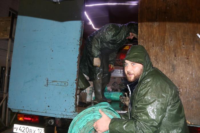 В Анапе разгул стихии, объявлен режим ЧС, улицы затоплены, пляж смыло 