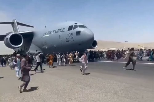 Самолеты кружат над городом: в аэропорту Кабула во время массовой эвакуации вспыхнул пожар