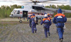 Вертолет с туристами на борту упал в озеро на Камчатке, есть погибшие
