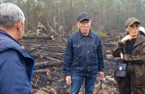 «"Подешевле сумочки не нашлось?": супругу главы Якутии раскритиковали за дорогой аксессуар, с которым она вышла к погорельцам