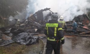 Тела трех погибших нашли в сгоревшем гостевом доме под Псковом