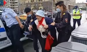Московские полицейские задержали старушку за чтение стихов в адрес 